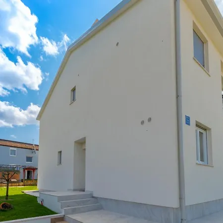 Apartment Martesi